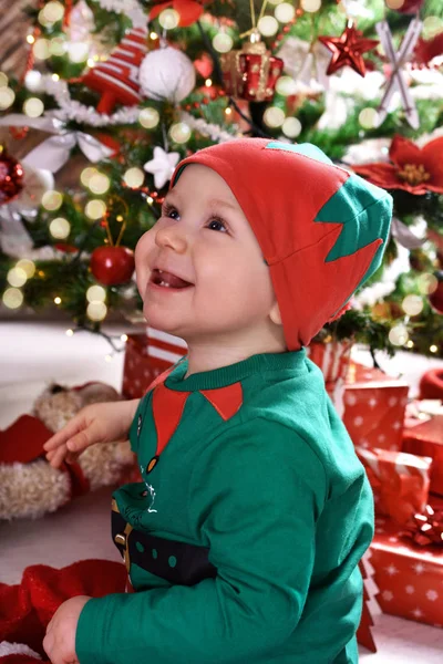 Μικρό Αγόρι Συνεδρίαση Στο Δωμάτιο Μπροστά Από Χριστουγεννιάτικο Δέντρο Και — Φωτογραφία Αρχείου