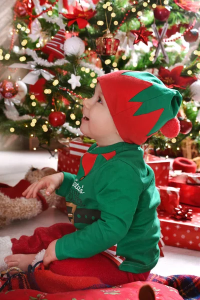 Mały Chłopiec Siedzący Kostium Elf Siedząc Choinki Cieszyć Się Jego — Zdjęcie stockowe