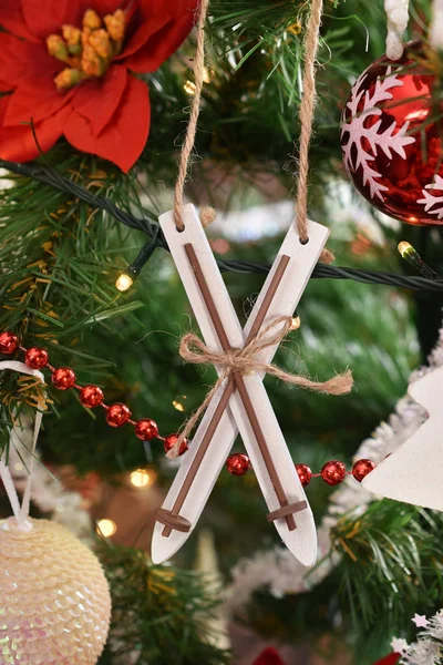 Kerstboom Decoratie Met Kleine Houten Ski Ornamenten — Stockfoto