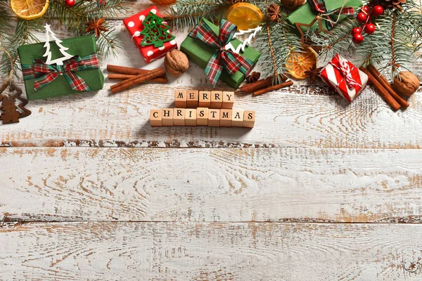 Weihnachten Flach Gelegt Hintergrund Auf Weißem Holzbrett Mit Tannenzweigen Und — Stockfoto