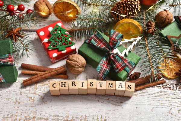 Weihnachten Hintergrund Auf Weißem Holzbrett Mit Geschenkkarton Tannenzweige Gewürze Dekorationen — Stockfoto