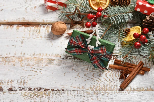 Kerstmis Achtergrond Witte Houten Bord Met Doos Van Gift Fir — Stockfoto