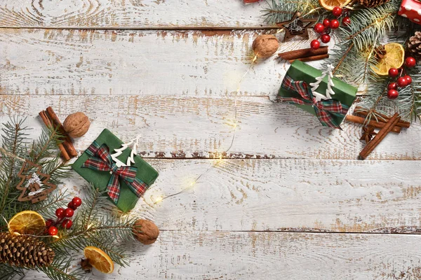 Sfondo Natalizio Tavola Legno Bianco Con Scatole Regalo Rami Abete — Foto Stock