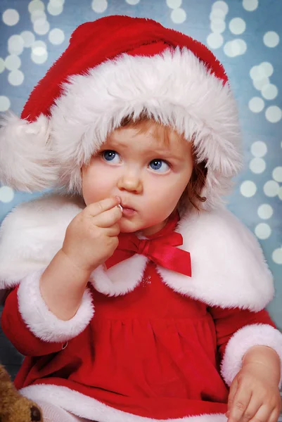 Kleines Mädchen Mit Weihnachtsmütze Isst Weihnachten Lebkuchen — Stockfoto