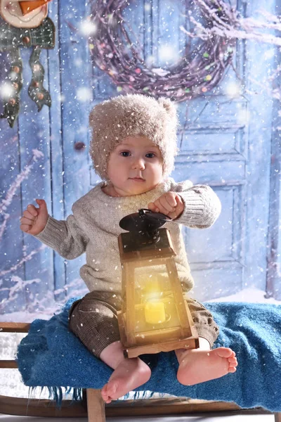 Décor Hiver Avec Mignon Petit Garçon Assis Sur Traîneau Tenant — Photo