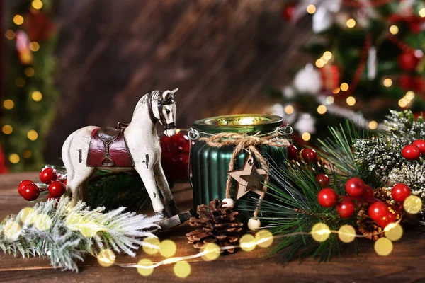 ロッキング馬と木製のテーブルの上のキャンドル ランタンのクリスマス装飾 — ストック写真