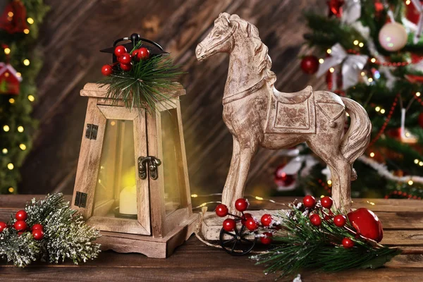 Vánoční Dekorace Dřevěného Koně Retro Svíčka Lucerna Dřevěný Stůl — Stock fotografie