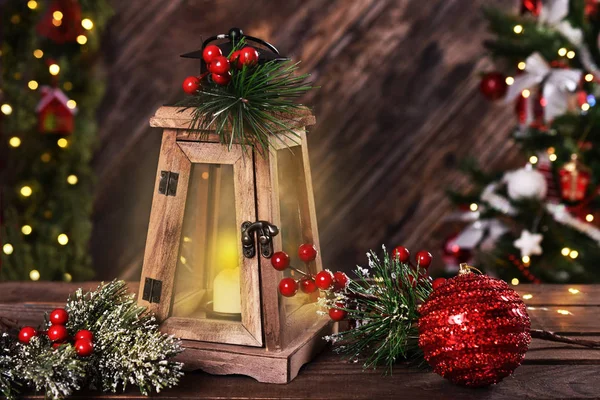 圣诞装饰与复古蜡烛灯笼在木桌上 — 图库照片