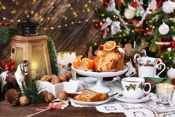 Mesa Natal Lindamente Decorado Com Bolo Frutas Secas Doces Café — Fotografia de Stock