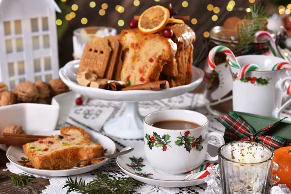 Mesa Natal Lindamente Decorado Com Bolo Frutas Secas Doces Café — Fotografia de Stock