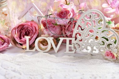 Sevgililer veya düğün günü için pembe gül, kalp ve aşk mektupları retro tarzı romantik dekorasyon