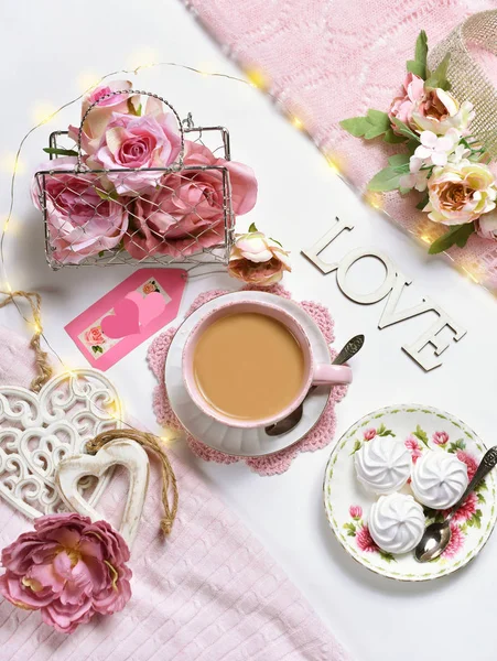 Romantische Flache Mit Café Latte Baiser Plätzchen Herzen Und Rosen — Stockfoto