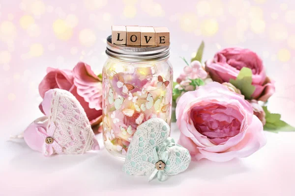 Romantisk Dekoration Med Rosa Rosor Hjärtan Och Burk Med Ljus — Stockfoto