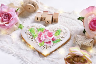 Vintage tarzı düz Sevgililer veya düğün için tanımlama bilgisi, dantel ve pembe gül şeklinde bir kalp ile arka plan yattı