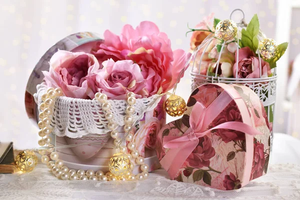 Decoración Romántica Estilo Vintage Con Rosas Rosadas Caja Jaula Pájaros —  Fotos de Stock