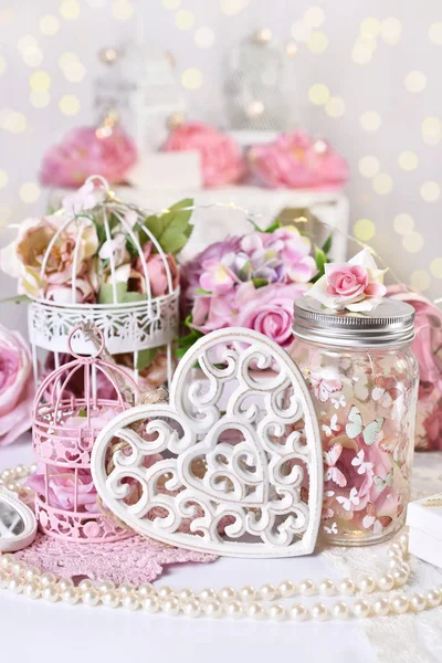 Decoración Romántica Estilo Vintage Con Jaulas Para Pájaros Flores Corazones —  Fotos de Stock