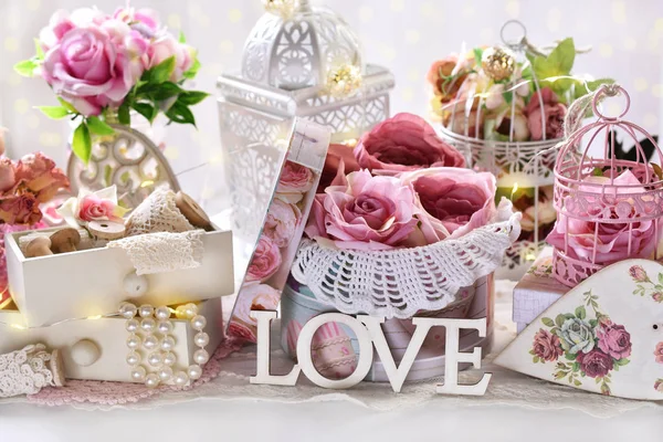 浪漫的装饰在复古风格与粉红色的玫瑰在盒子 小抽屉和鸟笼情人节或婚礼当天 — 图库照片
