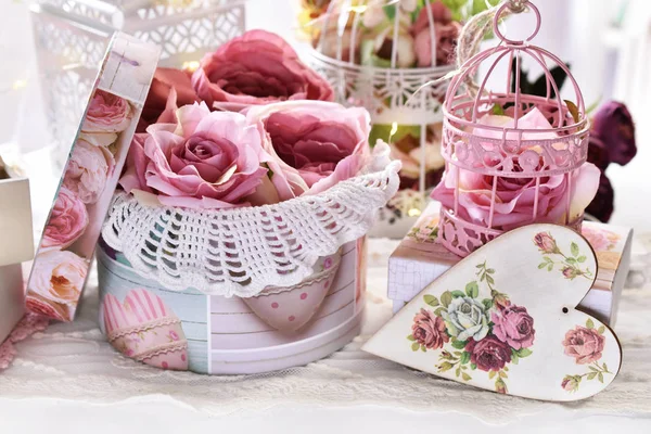 バレンタインや結婚式の日のためのボックスと鳥のケージのピンクのバラとビンテージ スタイルのロマンチックな装飾 — ストック写真