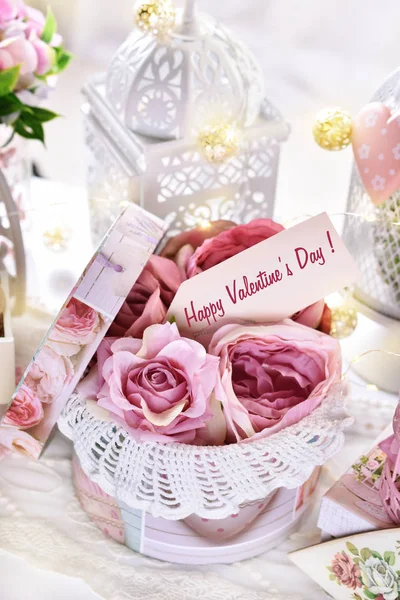 Ρομαντική Διακόσμηση Στυλ Vintage Ροζ Τριαντάφυλλα Κουτί Και Χαρτί Ετικέτα — Φωτογραφία Αρχείου