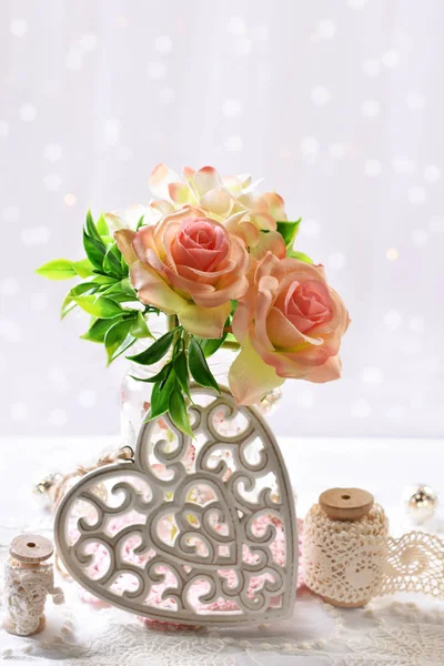 Ένα Μάτσο Όμορφα Τριαντάφυλλα Βάζο Και Μια Καρδιά Στο Τραπέζι — Φωτογραφία Αρχείου