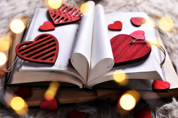 情人节的概念与打开的爱的书与床单在心脏和红色的木心的形状 — 图库照片