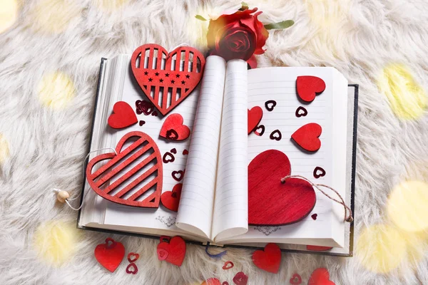 Concetto San Valentino Con Libro Amore Aperto Con Fogli Forma — Foto Stock