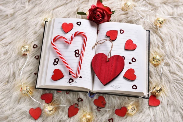Концепция Дня Святого Валентина Открытой Книгой Любви Красными Сердцами Пустых — стоковое фото