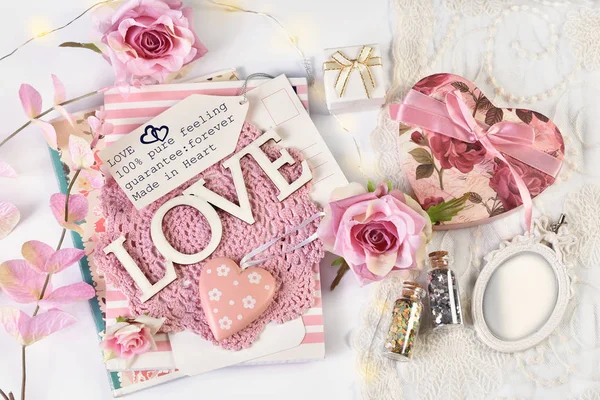 浪漫风格平躺着粉红色和奶油装饰和爱情符号 — 图库照片
