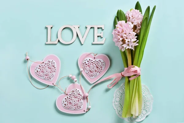 Love Concept Hintergrund Mit Drei Herzen Buchstaben Und Rosa Hyazinthenblüten — Stockfoto