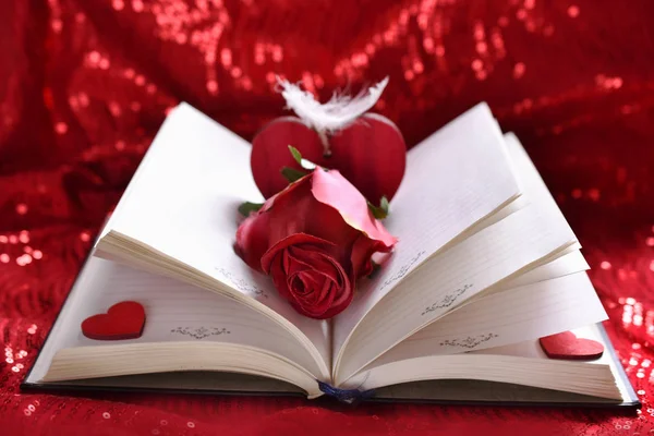 Libro Abierto Con Una Rosa Roja Corazones Para Concepto Amor —  Fotos de Stock