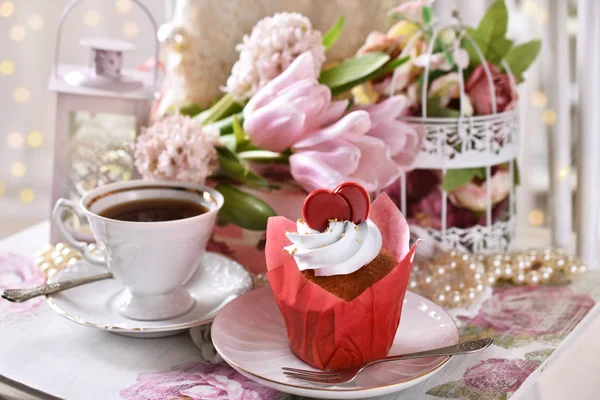 Delizioso Muffin Con Cuore Cioccolato Rosso Una Tazza Caffè Con — Foto Stock