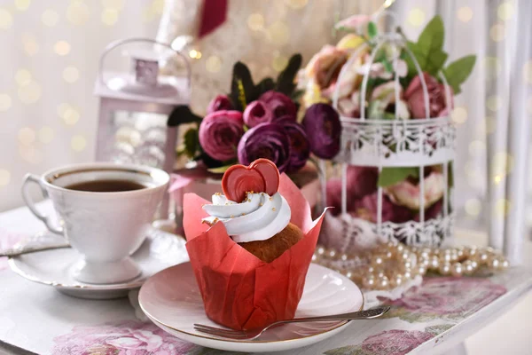 美味的松饼与红色巧克力心脏和一杯咖啡与浪漫的装饰 — 图库照片