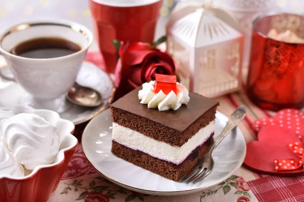Γιορτή Του Αγίου Βαλεντίνου Κέικ Κρέμας Σοκολάτας Και Σαντιγί Και — Φωτογραφία Αρχείου