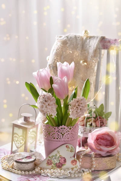 Romantische Stijl Decoratie Met Bos Van Lentebloemen Permanent Shabby Chique — Stockfoto