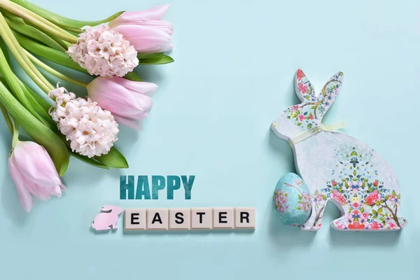 春の花 文字のタイルとウサギの形の装飾の束とパステル カラーのイースターの背景 — ストック写真