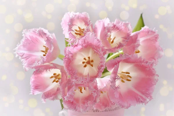 特写镜头上的一堆新鲜美丽的粉红色郁金香品种花哨的褶边 — 图库照片