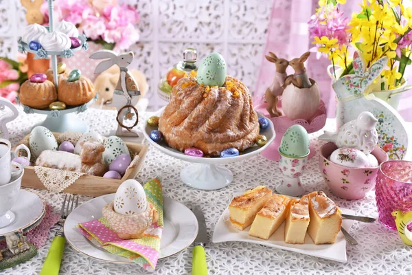 Easter Table Beautiful Decorations Traditional Yeast Ring Cake Other Pastries — Stock Photo, Image