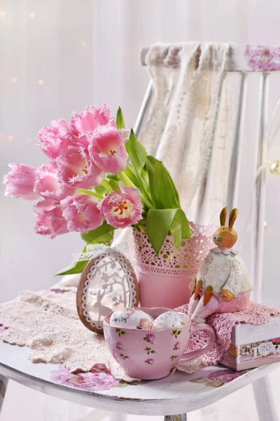 Пасхальное украшение с кучей розовых тюльпанов — стоковое фото