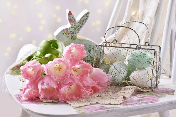 Decorazione pasquale con mazzo di tulipani rosa uova e coniglietto — Foto Stock