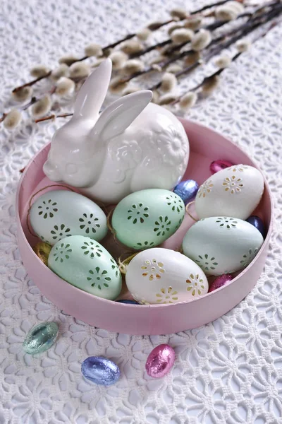 Decoración de Pascua con huevos y conejito en caja redonda —  Fotos de Stock