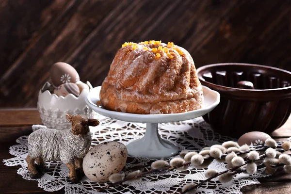 Bolo de anel de levedura tradicional de Páscoa em estilo rústico — Fotografia de Stock