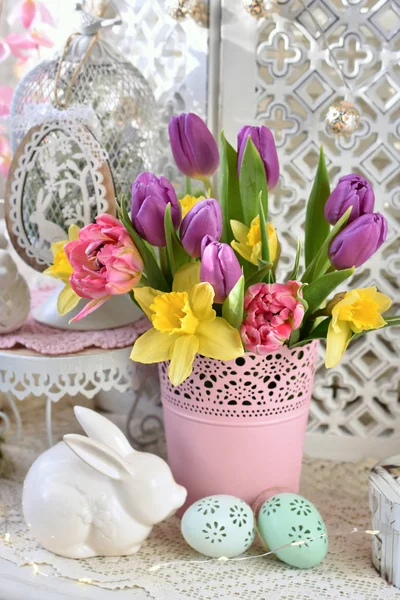 Vintage style easter decoration of home interior — Stock Photo, Image