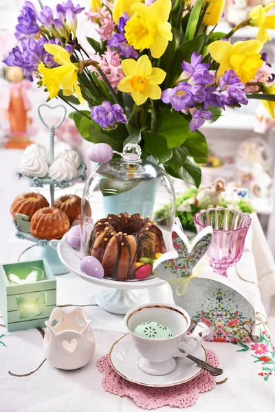 Geleneksel hamur işleri ve çiçekler ile Paskalya masa dekorasyonu — Stok fotoğraf