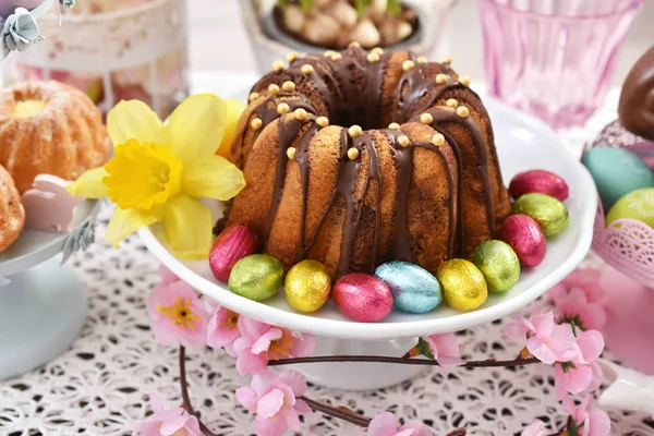 Torta tradizionale anello pasquale sul tavolo — Foto Stock