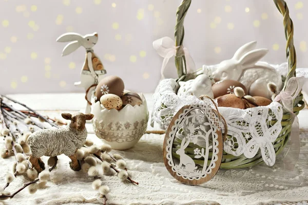 Decoración de Pascua con cesta de mimbre — Foto de Stock