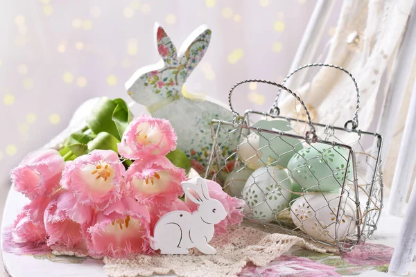 Decorazione pasquale con mazzo di tulipani rosa uova e coniglietto — Foto Stock