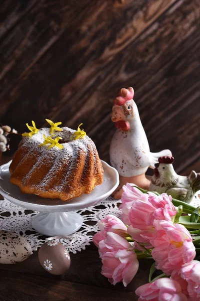 Pastel de Pascua con azúcar en polvo en estilo rústico — Foto de Stock