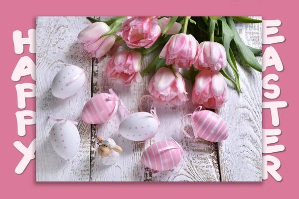 Paaskaart met groeten, geschilderde eieren en roze tulpen — Stockfoto