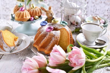 şenlikli masada toz şeker ile Paskalya yüzük pastası