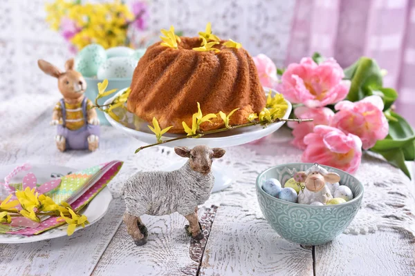 Tavolo festivo pasquale con tradizionale torta ad anello e tulipani — Foto Stock